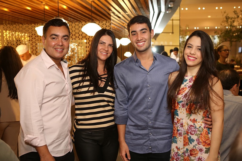  Murcio, Cinthia e Rodrigo Dias com Camila Lucena      